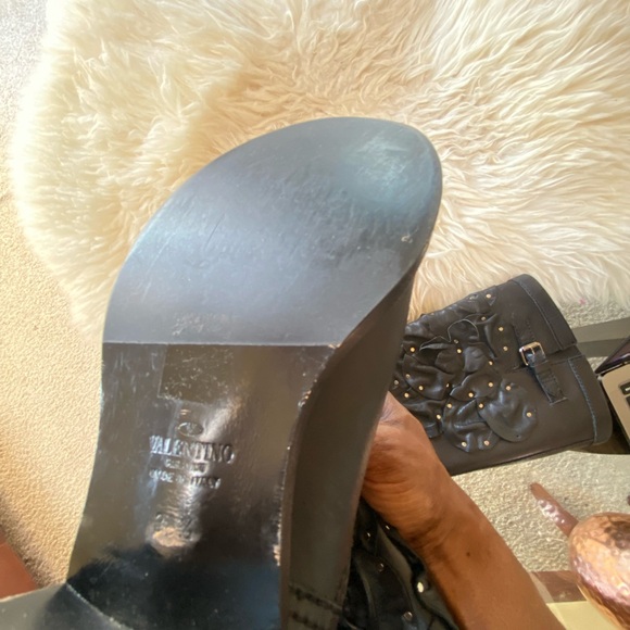 Valentino Unveils: Exquisite Leather Mid-Calf Moto Boots 🖤👢🌹 - Picture 3 of 9